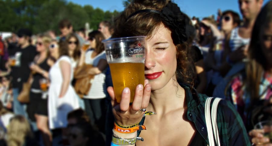 Mulher segurando um copo de Heineken