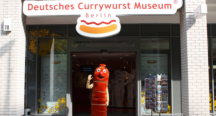 Museu com um homem vestido de salsicha Currywurst