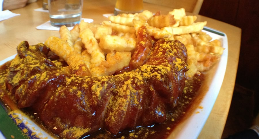 Prato Currywurst com batatas