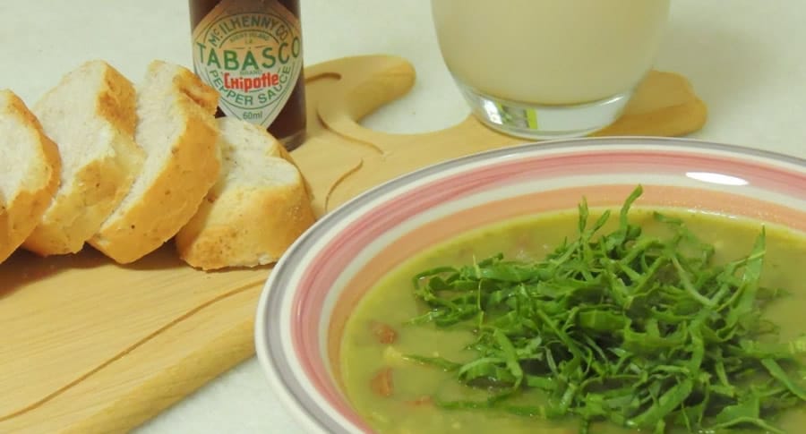 Prato de caldo de ervilha e vidro de Tabasco