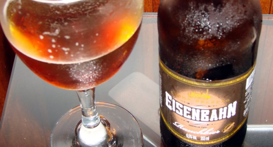 Garrafa e copo da cerveja Eisenbahn Rauchbier