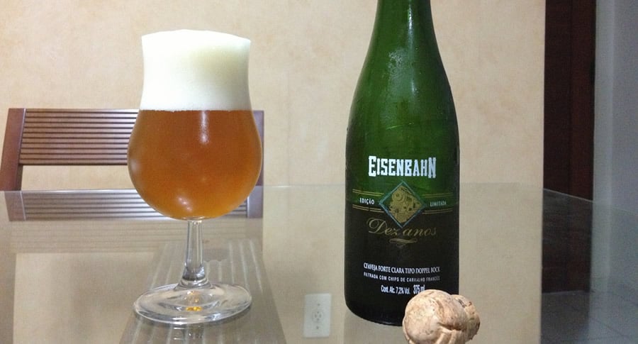 Garrafa e copo da cerveja Eisenbahn 10 anos