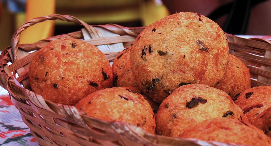 Porção de bolinho de bacalhau