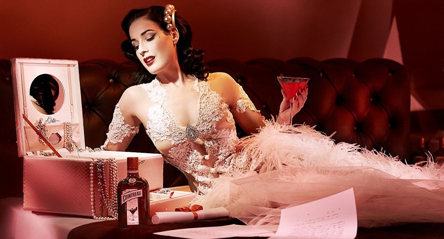 Dita Von Teese com uma garrafa de Cointreau