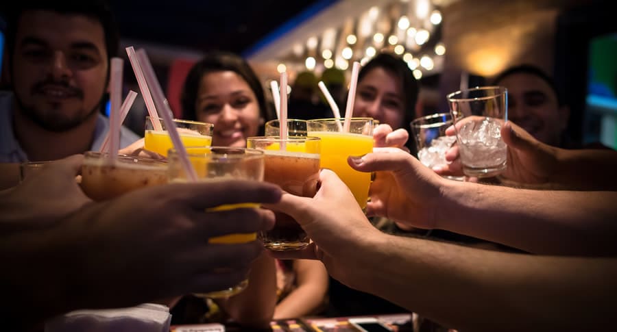 Amigos em um bar fazendo um brinde