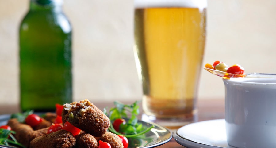 Croquete de carne do alemão e chopp