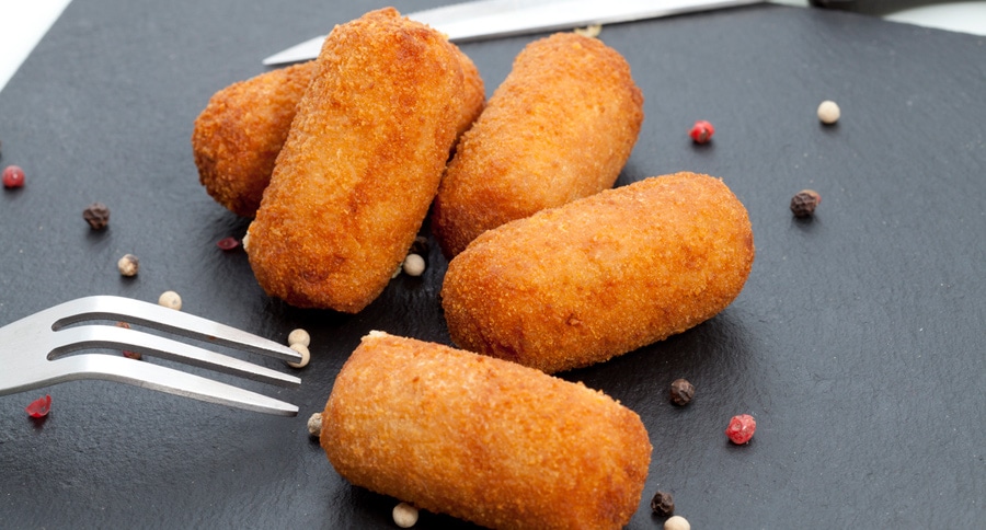 Croquete de carne do alemão e talheres