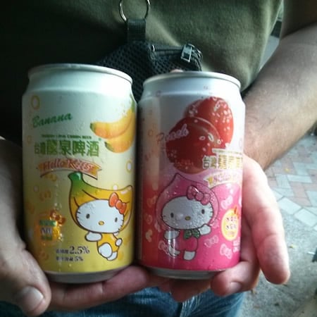 Latas da cerveja da Hello Kitty