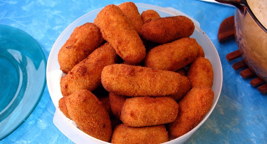 Tigela cheia de croquete de carne do alemão