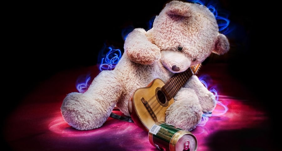 Urso com um violão e cerveja, mostrando que Cerveja combina com música