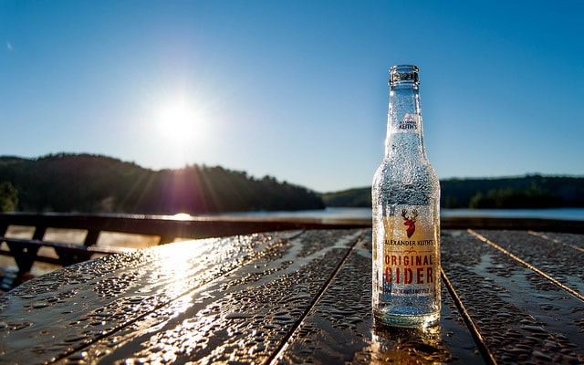 Nascer do Sol e uma garrafa de cerveja