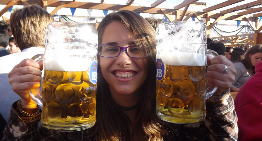 Garota segurando copo de cerveja na Oktoberfest de Munique