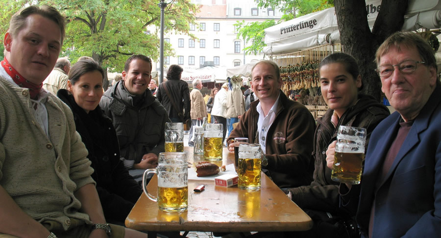 Mesa e bebedeiras da Oktoberfest de Munique