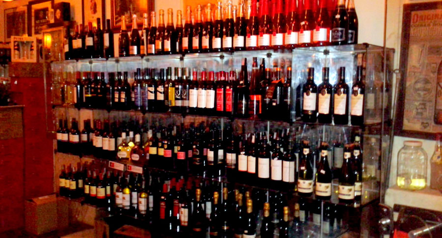 Garrafas de vinho do bar Barricão