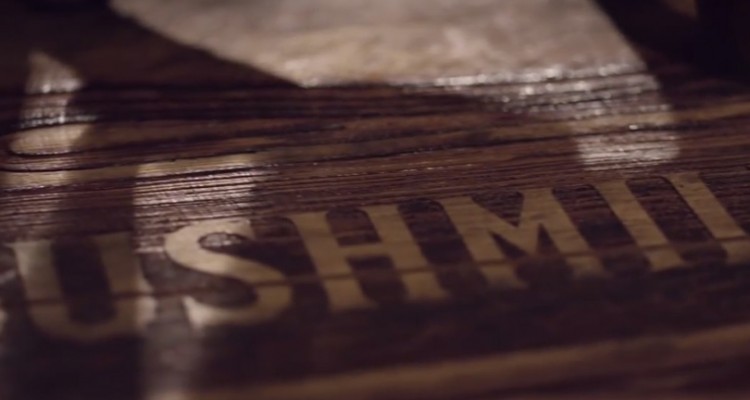 Thumb do artigo Fones de ouvido com acabamento em pedaços de barris de uísque