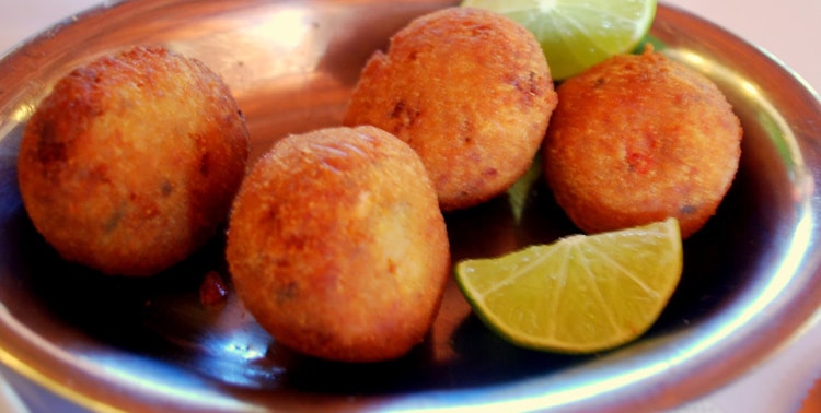 Porção de bolinho de peixe