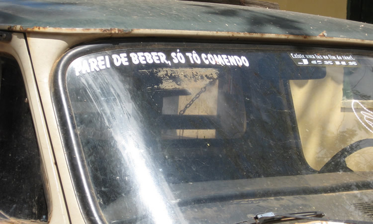 Carro com um aviso "parei de beber"