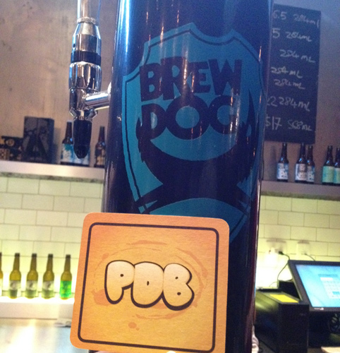 Chopeira no Bar da BrewDog e bolacha do Papo de Bar