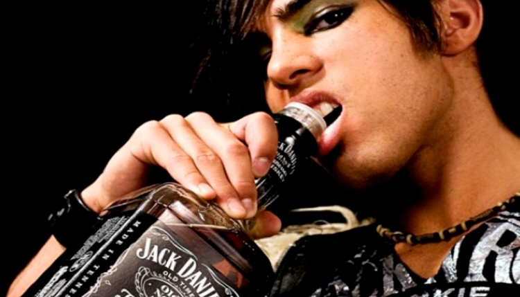 Emo segurando uma garrafa de Jack Daniel's