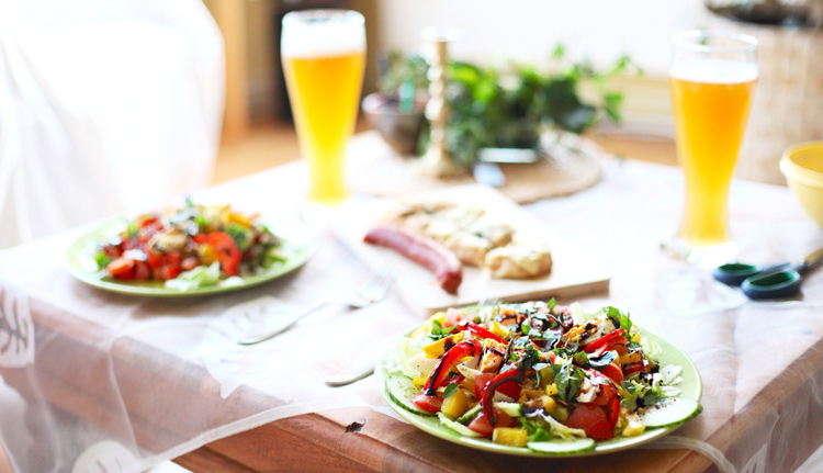 Mesa com uma Harmonização de Saladas e Cervejas