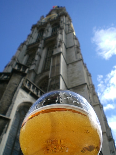 Copo de cerveja com igreja ao fundo