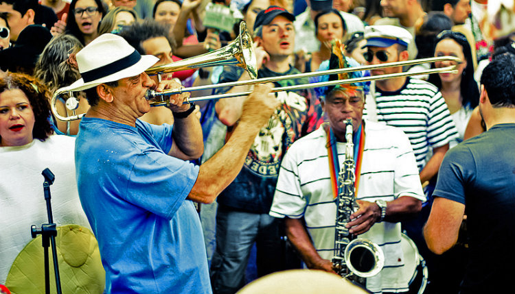 Homem tocando trompete no carnaval