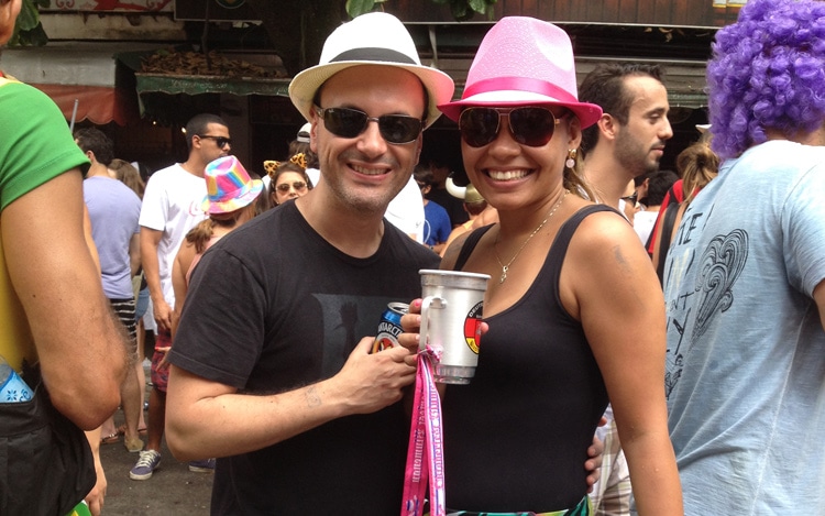 Casal bebendo no carnaval