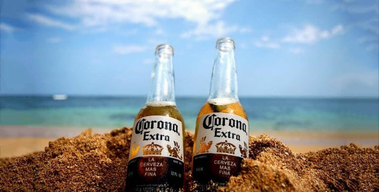 Garrafas da cerveja Corona Extra