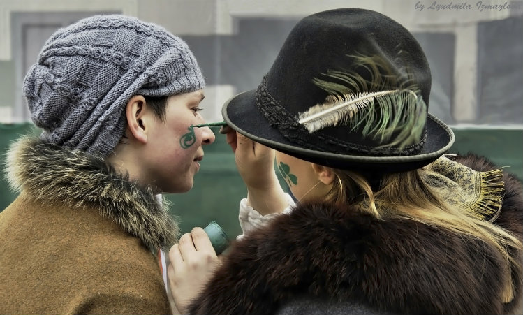 Mulheres pintando o rosto no St. Patrick's Day