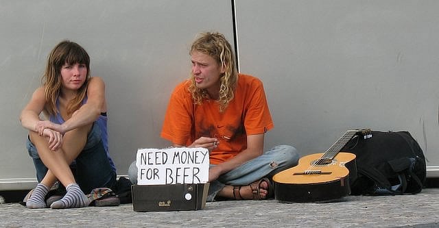 Casal querendo dinheiro pra beber, mostrando a cerveja mais cara