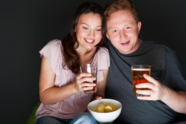 Casal feliz bebendo álcool e vivendo juntos