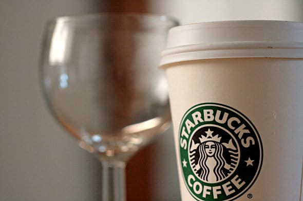 Taça de vinho e um copo da Starbucks