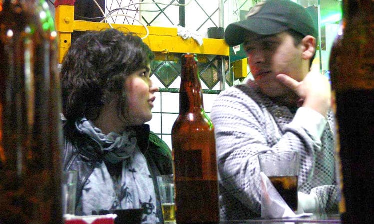 Casal se olhando no boteco