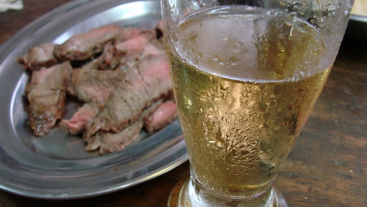 Cerveja gelada e carne de churrasco