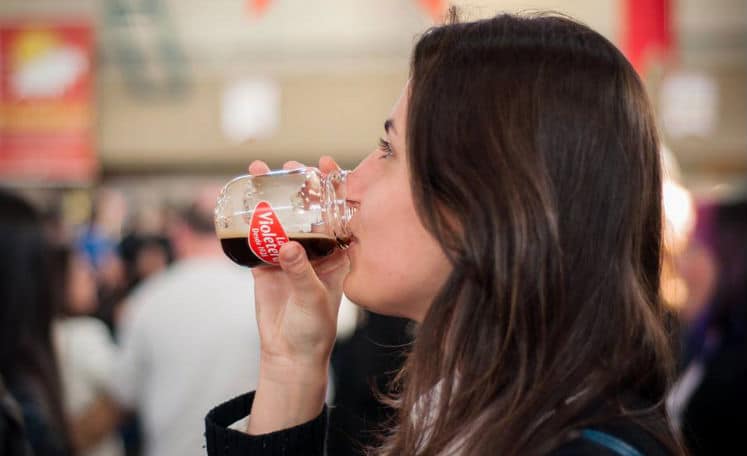 Debora bebendo cerveja no Dum Day IV