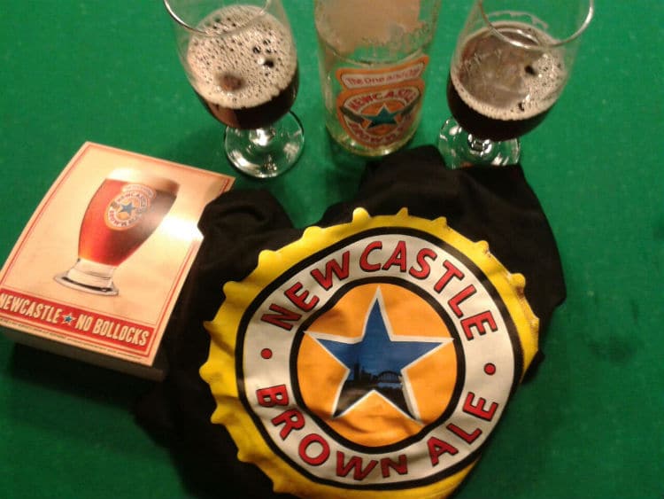Garrafa e copos da Newcastle Brown Ale