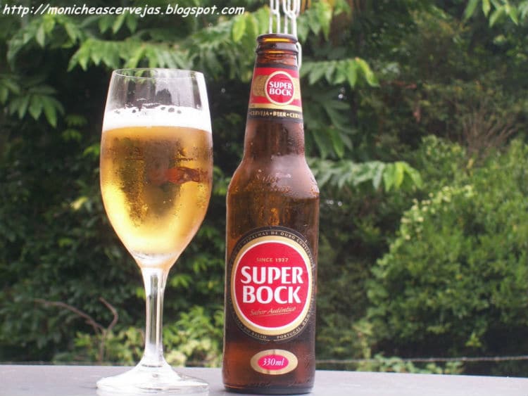 Garrafa e copo da Cerveja Super Bock