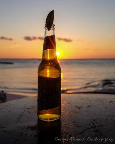 Garrafa da cerveja Sol na praia