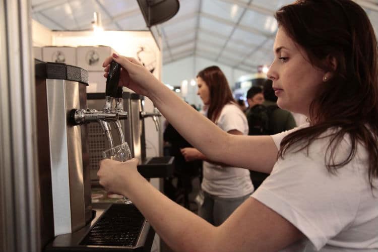 Cervejeira colocando chopp no Mondial de La Bière 2014