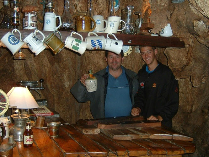 turistas no bar dentro da árvore