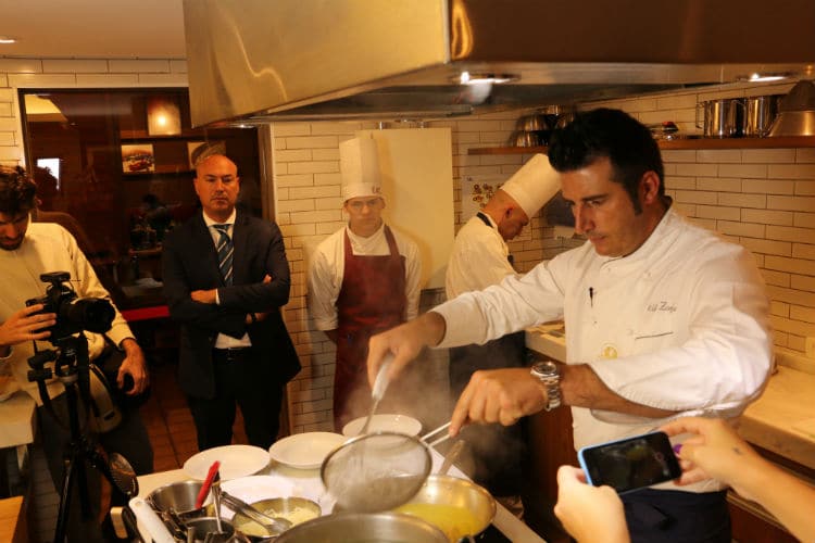 O chef italiano William Zonfa fazendo a massa.
