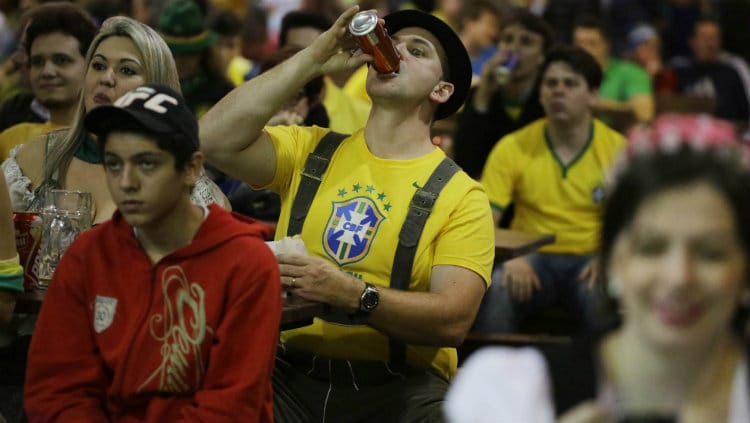 Brasileiro com bebida liberada no estádio