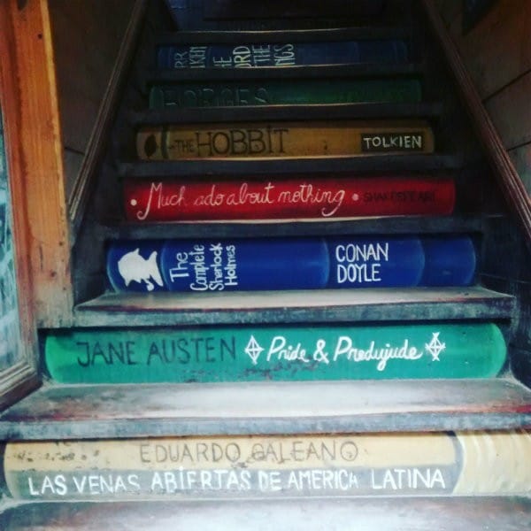 Escadaria imitando livros