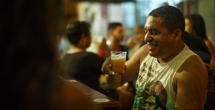 Morador bebendo cerveja no Bistrô Estacao R&R no Complexo do Alemão