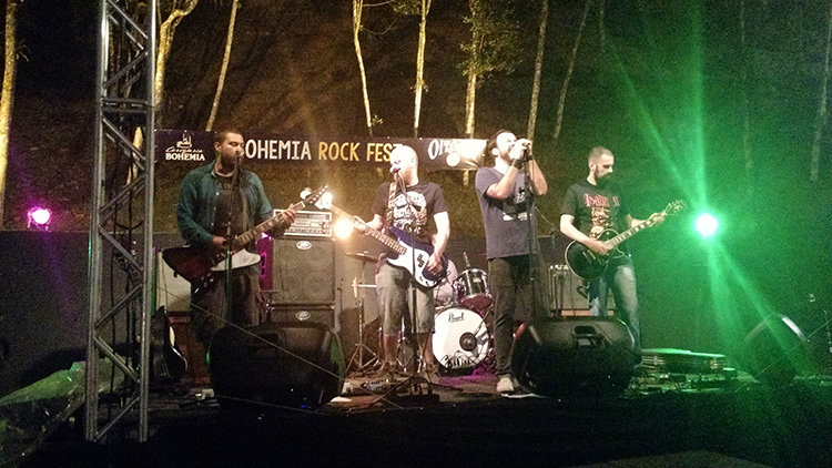 Banda de rock no lançamento da cerveja Oito e Um