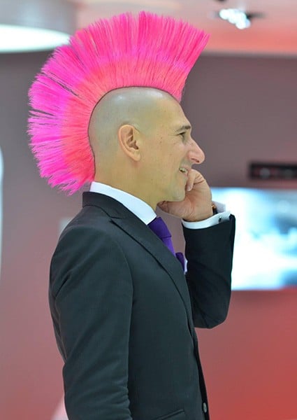 homem de cabelo rosa