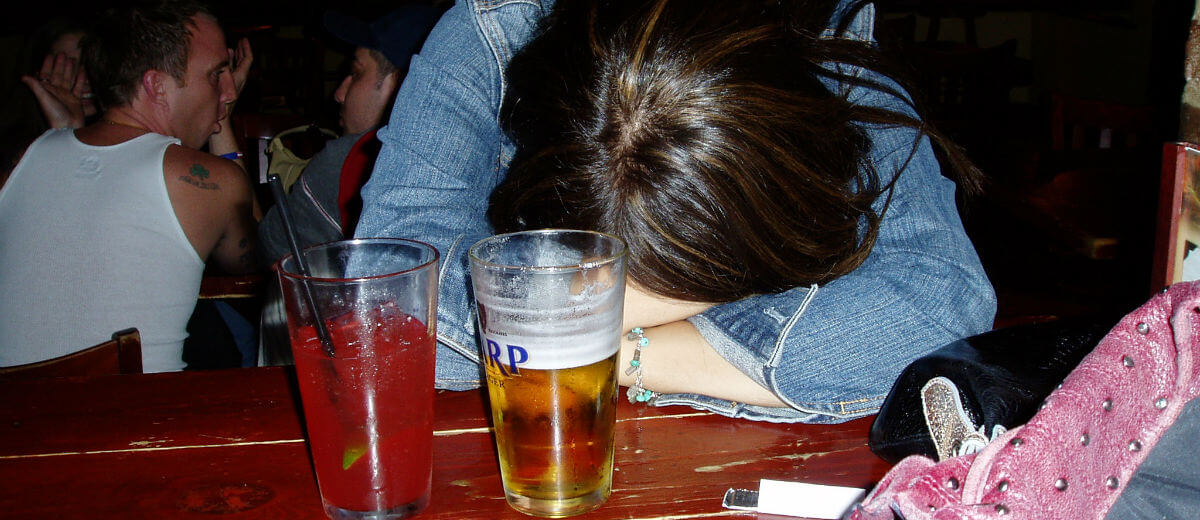 Resultado de imagem para mesa de bar com BEBADO