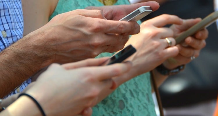 pessoas no celular