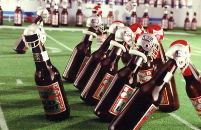 Garrafas de Budweiser jogando NFL