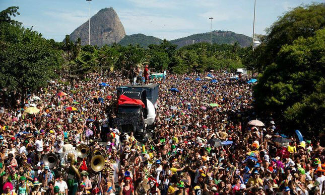 Desfile da Orquestra Voadora no carnaval